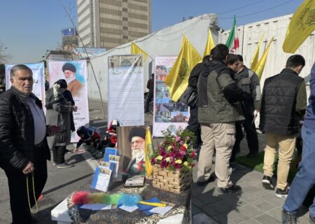گزارشی تصویری از فعالیت های غرفه مدرسه علمیه دارالسلام در راهپیمایی ۲۲ بهمن