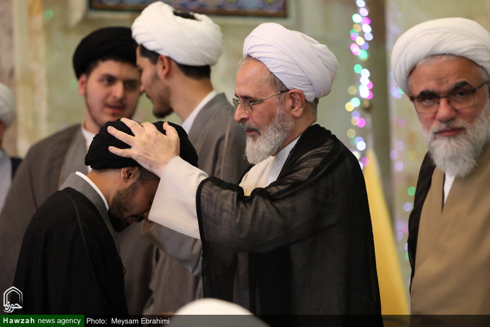 مراسم عمامه گذاری طلاب مدرسه علمیه دارالسلام تهران با حضور آیت الله اعرافی